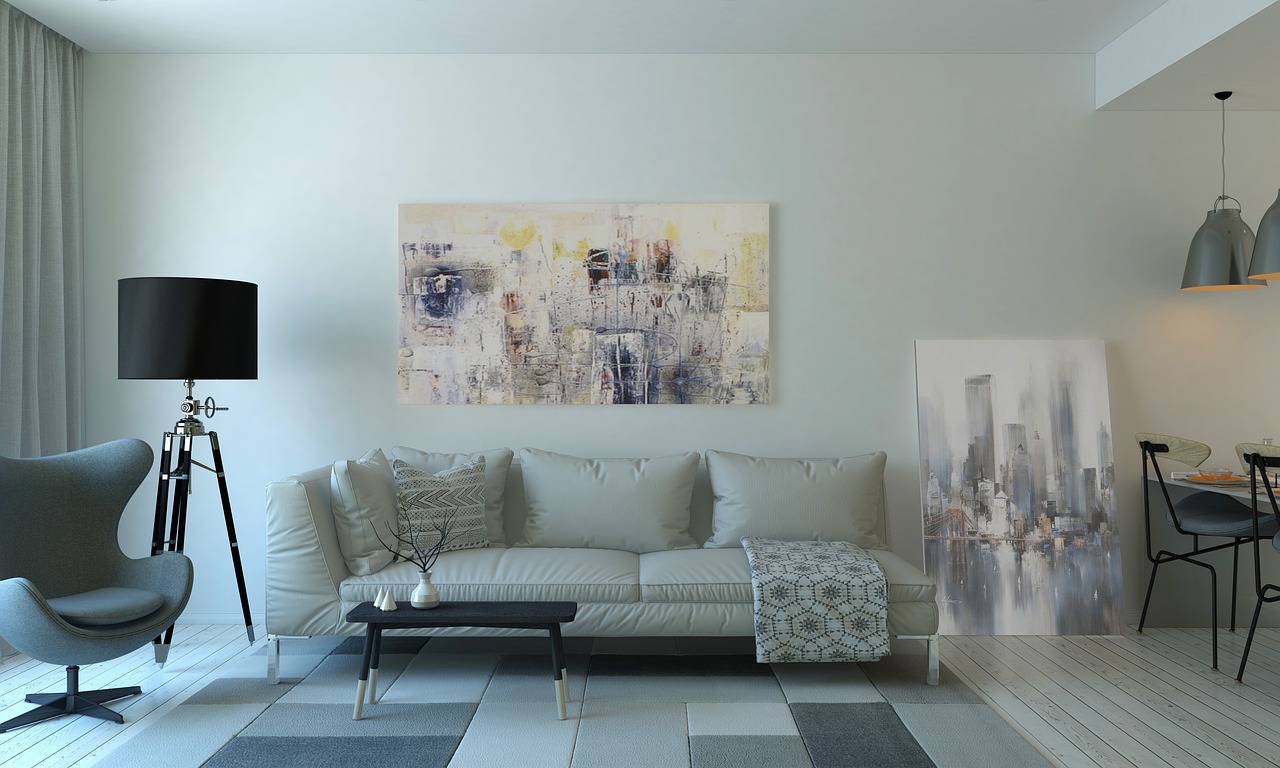 Moderne stapelbare stoelen in minimalistisch interieur.