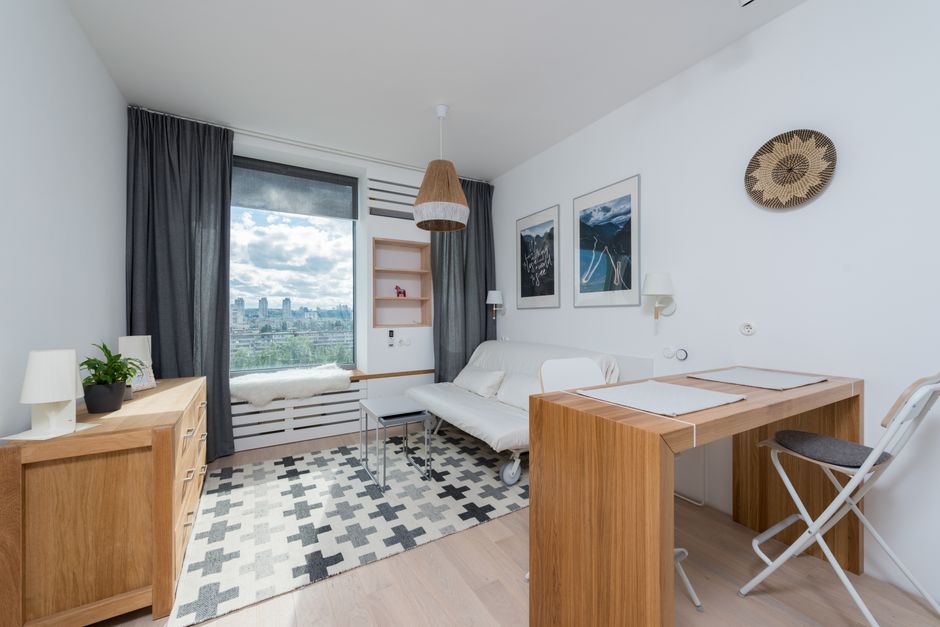 Innovatief opklapbed in stijlvolle kleine slaapkamer.