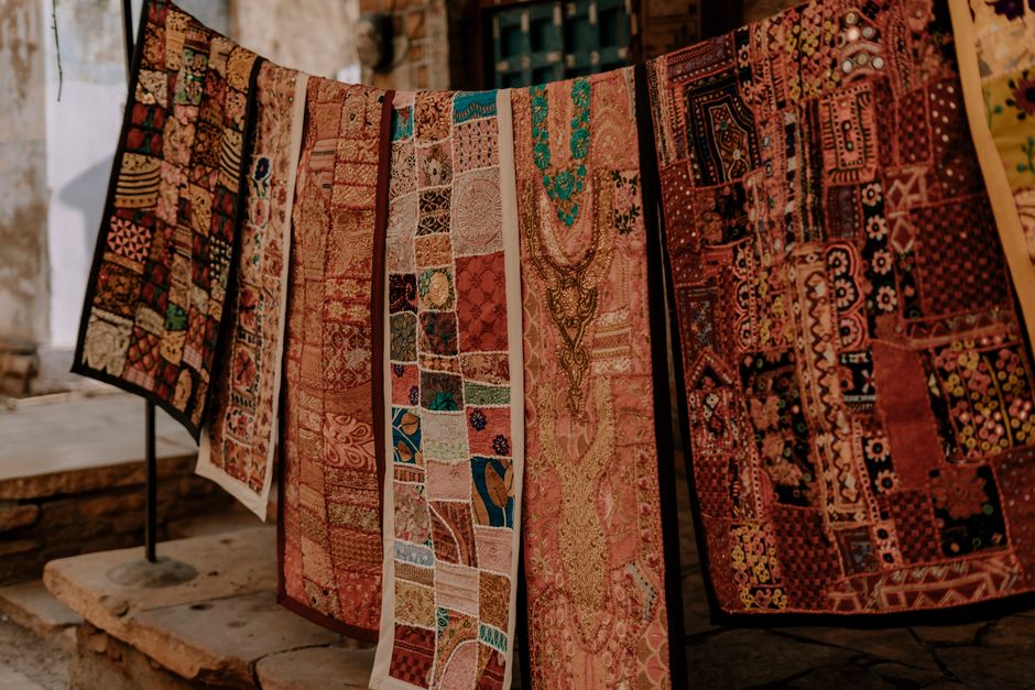 Okergele gordijnen met boho-patronen en pompons. Okergele gordijnen met boho-patronen en pompons.