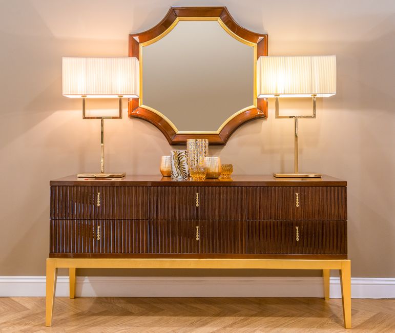 Sfeervol art deco kastje met geometrische patronen.