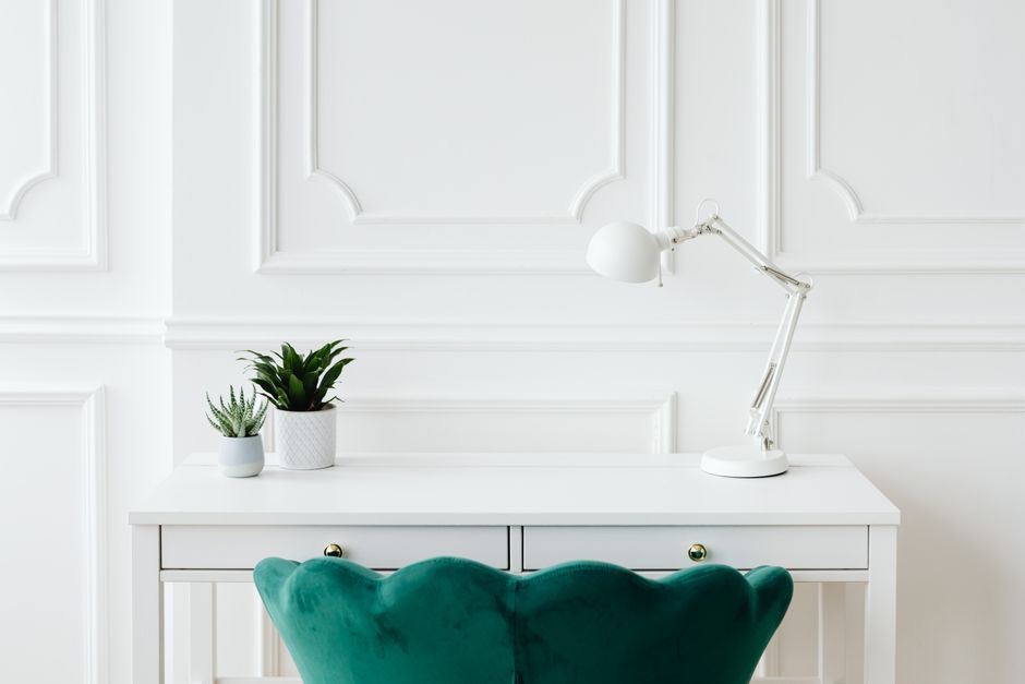 Natuurlijke lichtinval in hedendaags thuiskantoor. Natuurlijke lichtinval in hedendaags thuiskantoor.