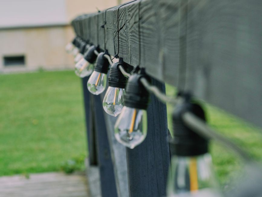 Gloeiende LED-lichtjes verlichten rustieke herfsttuin. Gloeiende LED-lichtjes verlichten rustieke herfsttuin.