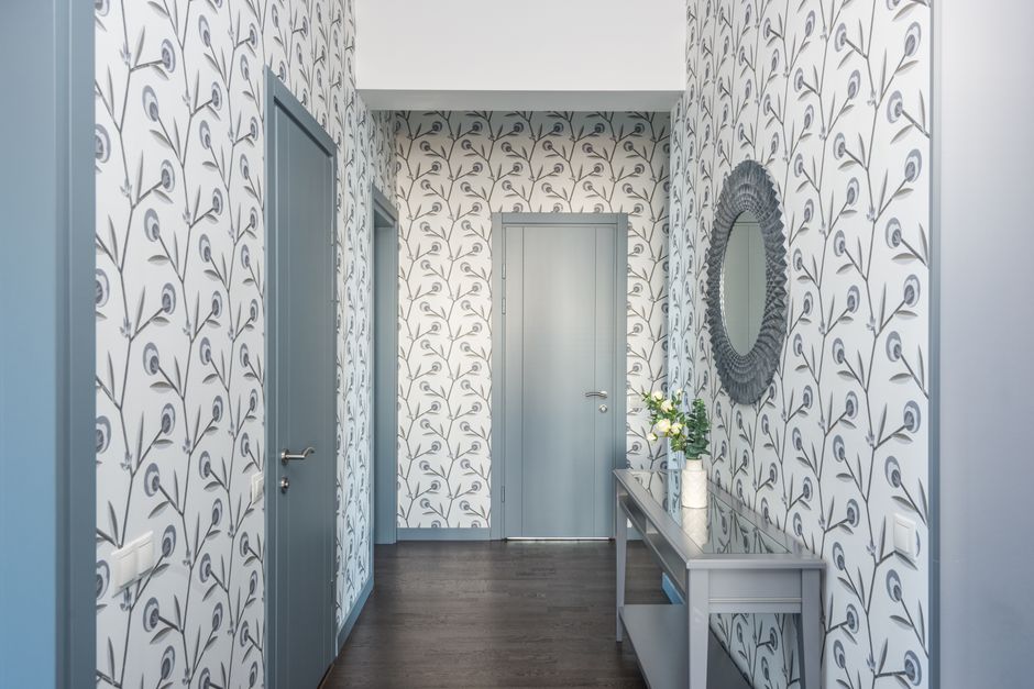 Artistieke ruimte gedecoreerd met krantenfotobehang.