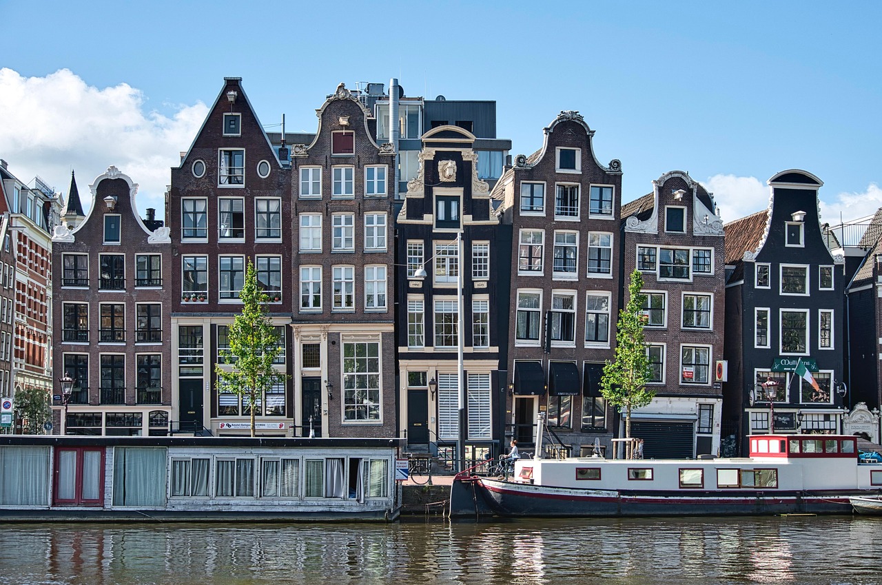 Sfeervol ingerichte kamer met herfstige Amsterdam-poster. Sfeervol ingerichte kamer met herfstige Amsterdam-poster.