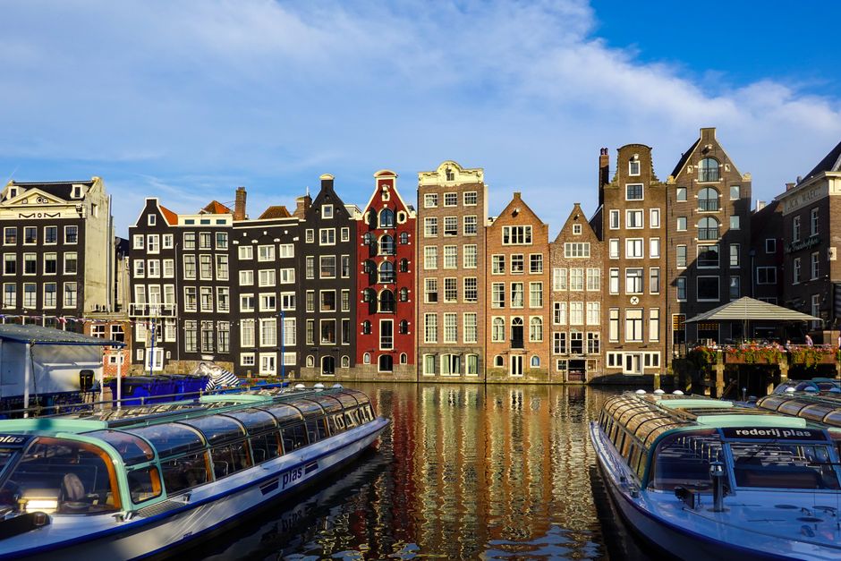Woonkamer met een opvallende Amsterdam-poster. Woonkamer met een opvallende Amsterdam-poster.